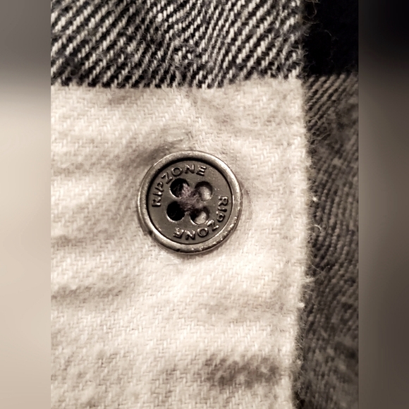 RIP ZONE Plaid Top - Picture 12 of 12